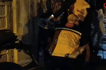 Bursa'da kontrolden çıkan motosiklet duvara çarptı!