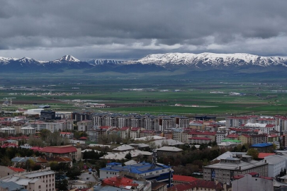 Erzurum'da mayıs ortasında yağan kar vatandaşları şaşırttı
