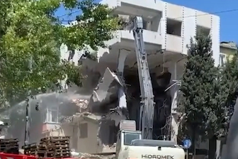 Yıkım sırasında bina çöktü