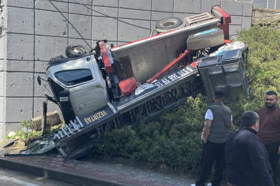 Bursa'da köprülü kavşakta 3 metre yüksekten devrilen kamyonetteki 3 kişi yaralandı
