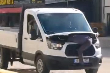 Bursa'da seyir halindeki kamyonetin motorunu açıp arızayı tespit etmeye çalıştı