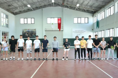 Bursa Osmangazi Belediyesi 19 Mayıs coşkusunu tenis kortlarına taşıdı