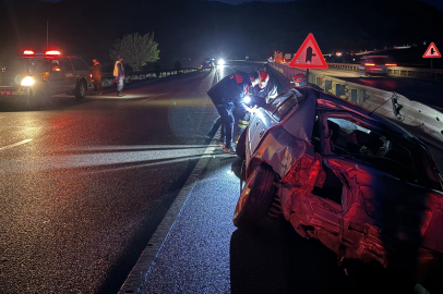 Kastamonu D100'de otomobil bariyerlere çarptı: 2 yaralı