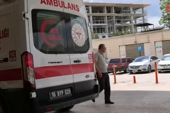 Bursa’da kereste doğrama imalatesinde elini makinaya kaptıran işçi bileğinden yaralandı