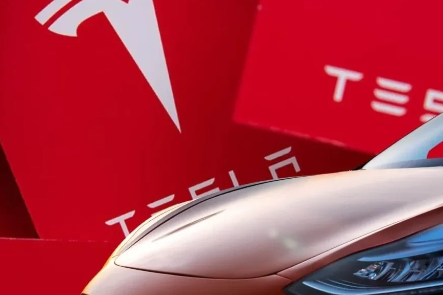 Otoparkta duran bir Tesla otomobili