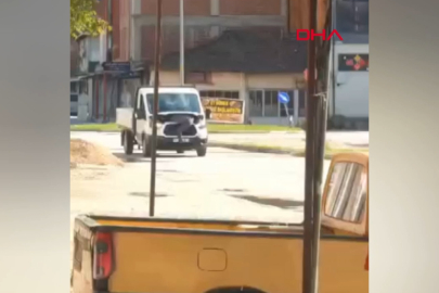 Bursa'da tehlikeli tamir yöntemi! Seyir halindeki kamyonetin...