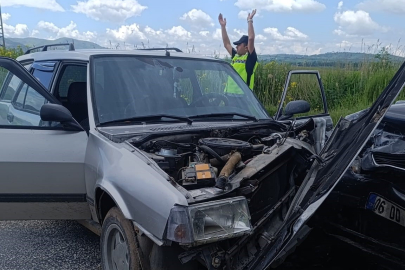 Çorum'da iki otomobil çarpıştı: 3 yaralı