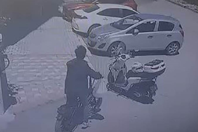 Elazığ'da motosiklet üzerinde duran kaskı çaldı: O anlar kamerada