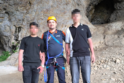 Eskişehir'de dağdaki oyukta mahsur kalan 2 genç kurtarıldı