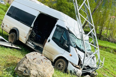 Hakkari'de elektrik direğine çarpan minibüsteki 11 kişi yaralandı