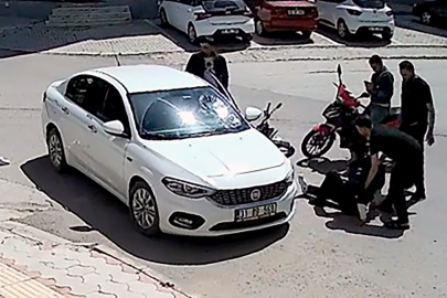 Hatay'da kavşakta otomobile çarpan motosiklettekiler takla atıp, asfalt zemine düştü