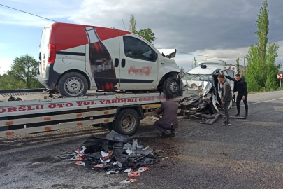 Kayseri’de hafif ticari araç ile otomobil çarpıştı: 1 ölü, 2 yaralı
