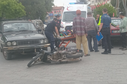 Kütahya Gediz’de otomobil ile motosiklet çarpıştı, 2 kardeş yaralandı