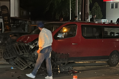 Sakarya'da kontrolden çıkan minibüs refüjdeki demirlere çarptı