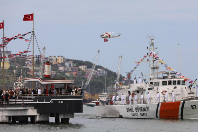Samsun'da Türk bayrakları ve Atatürk posterleriyle süslenen gemiler geçiş yaptı