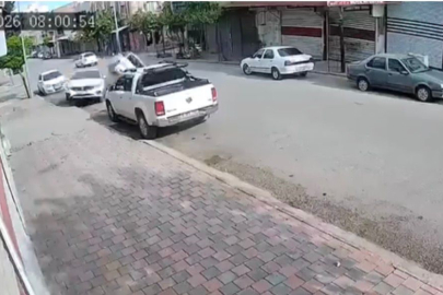 Şanlıurfa Siverek’te park halindeki araca çarpan otomobil yan yattı