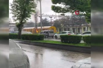 Ankara Polatlı'da elektrik direğine düşen yıldırım yangın çıkardı