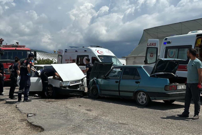 Antalya'da iki Tofaş kafa kafaya çarpıştı: 4 yaralı
