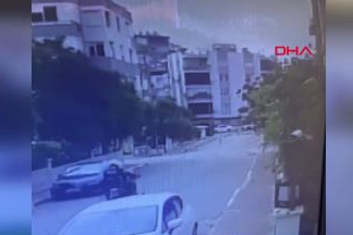 Antalya'da polis motosikletiyle otomobil çarpıştı: 3 yaralı