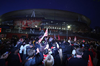 Arsenal 22 yıl sonra Premier Lig'de şampiyon oldu