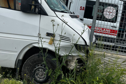Burdur'da okul servisi ile otomobil çarpıştı: 7 yaralı