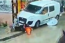 Bursa'da ticari aracın altında kaldılar, yürüyerek taburcu oldular