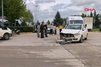 Bursa İnegöl’de kamyonetle otomobil çarpıştı: 3 yaralı
