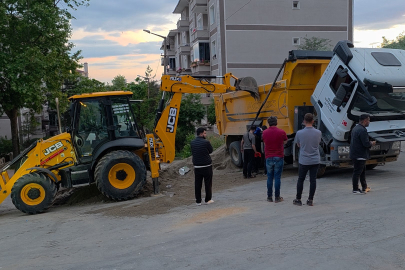Edirne’de yüklü hafriyat kamyonu damperini kaldırınca devrildi