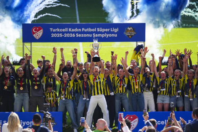 Fenerbahçe ArsaVev Kadın Futbol Takımı, şampiyonluk kupasını aldı