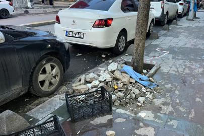 İstanbul Küçükçekmece’de binanın dış yüzeyinden düşen parçalar güvenlik kamerasında