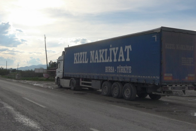 Kastamonu'da otomobil park halindeki tıra çarptı: 2 kişi yaralandı, tır şoförü kalp krizi geçirdi