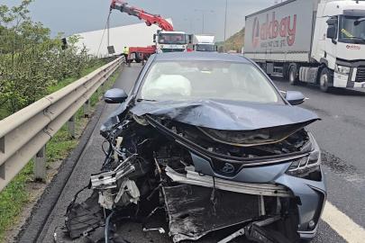 Kuzey Marmara'da otomobilin çarptığı tır bariyerleri aşıp yoldan çıktı