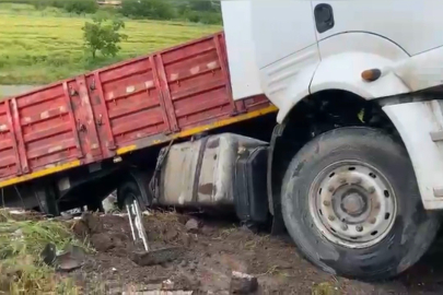 Osmaniye’de bariyerlere çarpan tır yoldan çıktı