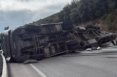 Zonguldak OSB yolunda kontrolden çıkan tır devrildi: 1 yaralı