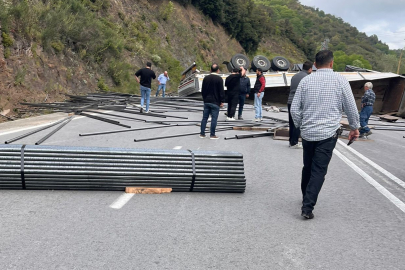 Zonguldak'ta çubuk demir yüklü tır devrildi, OSB yolu trafiğe kapandı