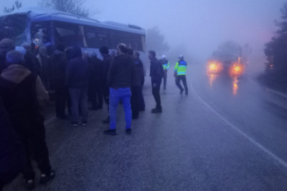 Bolu'da yolcu midibüsü ile yakıt yüklü tır çarpıştı: 3 yaralı