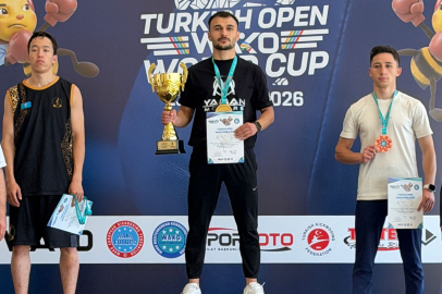 Bursa'da 15 yıl önce okul seçmelerinde başladığı kick boksta dünya şampiyonu oldu