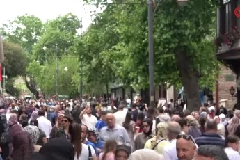 Bursa'da bayram telaşı! Kasapta ve şekercilerde yoğunluk...