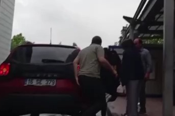 Bursa'da kamyonetin altında kaldılar, yürüyerek taburcu oldular
