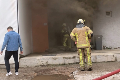Bursa'da koltuk fabrikasında korkutan yangın: 2 kişi dumandan etkilendi