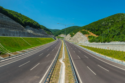 Bursa’da otoyolda kritik çalışma! Trafik karşı şeritten veriliyor...