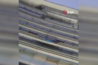 CHP Genel Merkezi'ne Özel’in pankartı asıldı
