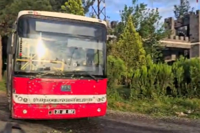 Diyarbakır'da freni patlayan halk otobüsü refüjde durdu