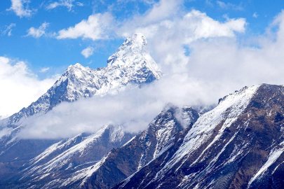 Everest Dağı'na bir günde 274 dağcı tırmanarak rekor kırdı