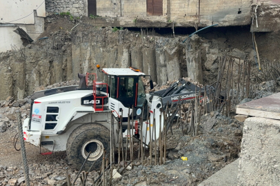 Hakkari'de TSM binasının fore kazıkları devrildi, iki bina askıda kaldı