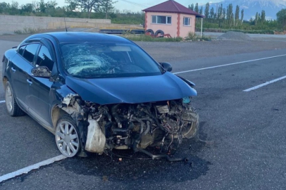 Iğdır’da otomobil refüje çarptı: 3 kişi yaralandı
