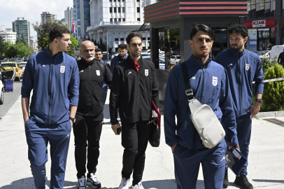 İranlı milliler vize için ABD Büyükelçiliği'ne geldi