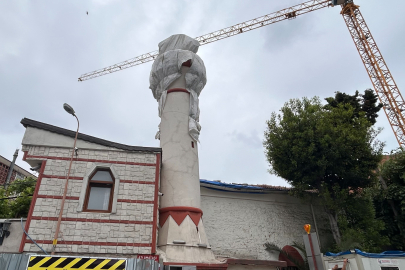 İstanbul Fatih'te 400 yıllık cami minaresinin kubbesi vinç çarpmasıyla yıkıldı