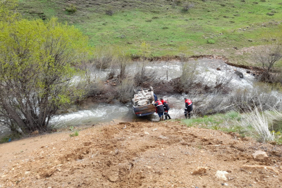 Sivas'ta dereye uçan araçtaki 5 kişi yaralandı