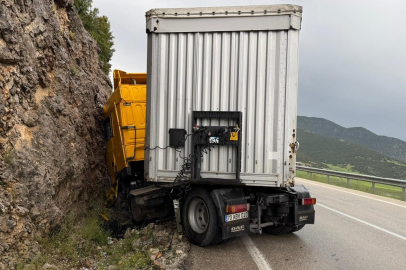 Burdur'da kakaslayan tır yol kenarındaki kayalıklara çarptı: 1 yaralı